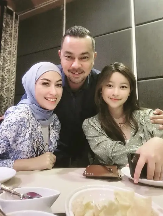 Annisa pun tampak menggunakan blazer biru bermotif yang dipadukan inner putih dan kerudung dengan warna serupa ketika bersama keluarganya. @hapsarianissa29