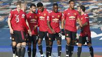 Para pemain Manchester United merayakan gol yang dicetak Bruno Fernandes dalam pertandingan melawan Everton di Goodison Park, Sabtu (7/11/2020).(AFP/Clive Brunskill)