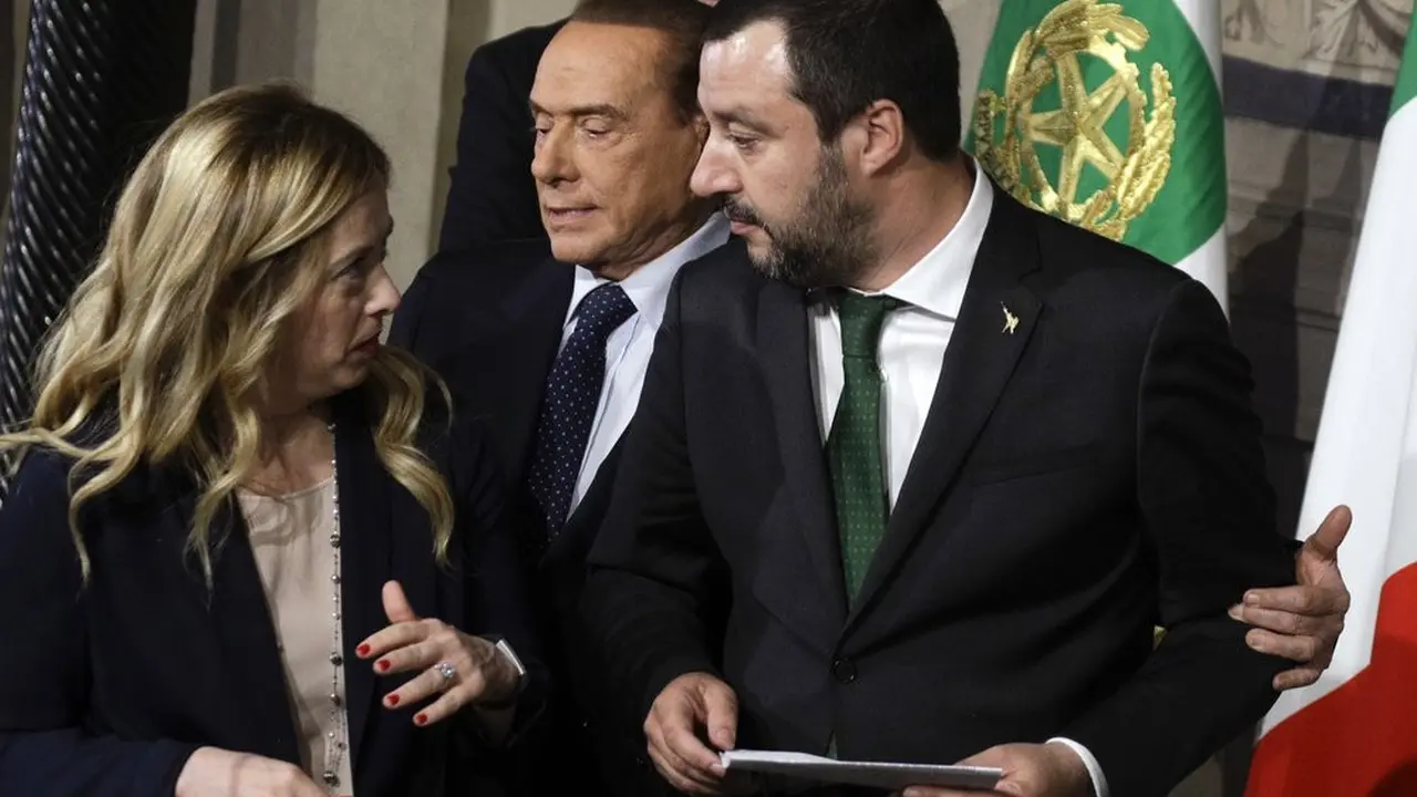 Pemimpin Forza Italia Silvio Berlusconi, tengah, Pemimpin partai Brothers of Italy Giorgia Meloni, kiri, dan Pemimpin Liga Utara Matteo Salvini. (AP/Gregorio Borgia, File)