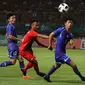 Pesepak bola Indonesia M Hargianto (tengah) diampit dua Pemain Chinese Taipei pada pertandingan Grup A Asian Games ke-18 di Stadion Patriot, Bekasi Minggu (12/8). (INASGOC/Ary Kristianto/sup)