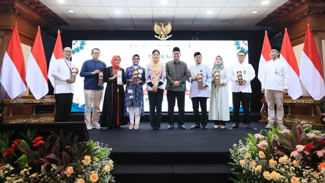 Kepala Eksekutif Pengawas Perilaku Pelaku Jasa Keuangan, Edukasi, dan Pelindungan Konsumen OJK, Friderica Widyasari Dewi dalam acara Puncak GERAK Syariah di Kantor OJK, Jakarta, Selasa (25/3/2025). Dok OJK
