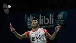 Tunggal putra Indonesia, Jonatan Christie, mengembalikan kok saat melawan Rasmus Gemke pada Blibli Indonesia Open 2019 di Istora Senayan, Jakarta, Selasa (16/7). Jojo menang 21-17 24-22. (Bola.com/Vitalis Yogi Trisna)