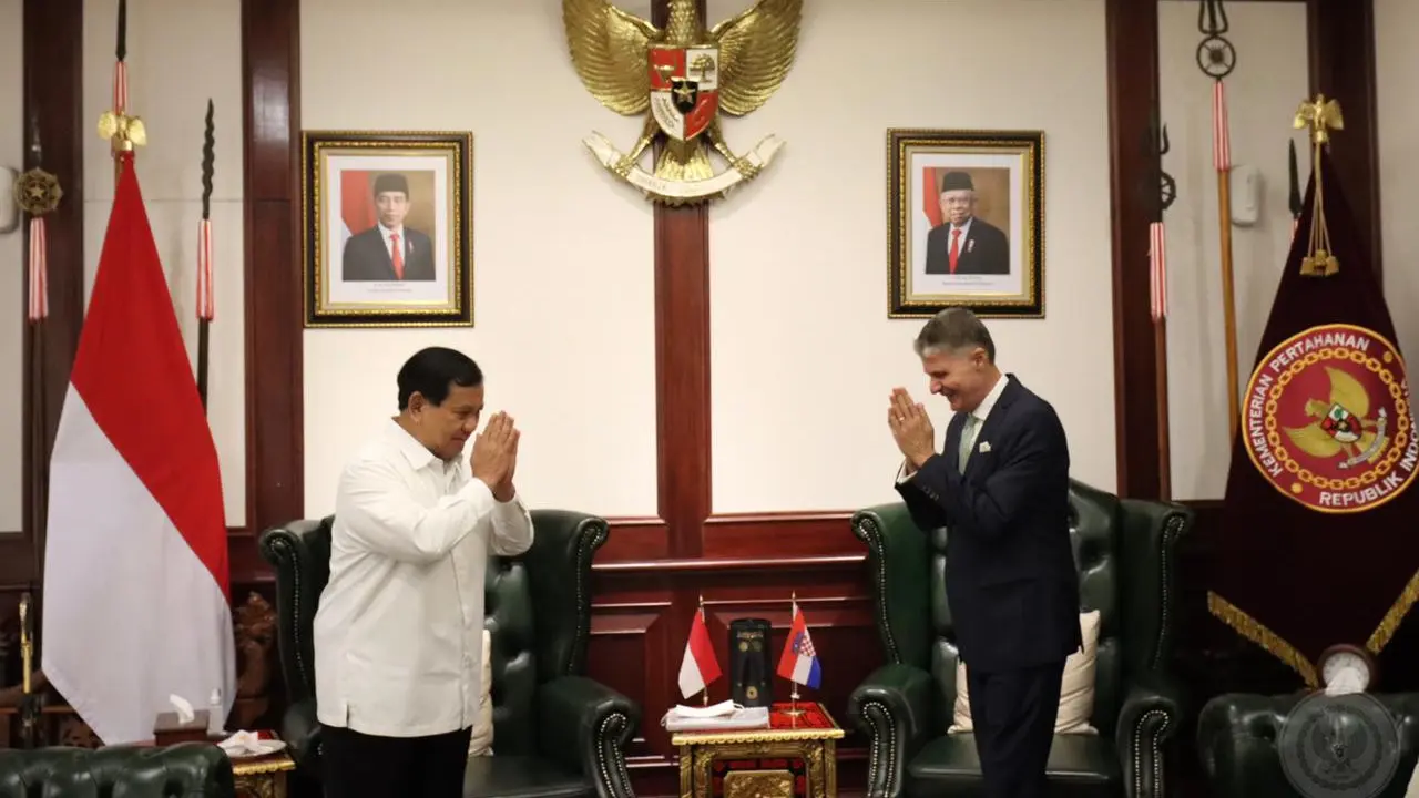 Menteri Pertahanan (Menhan) RI Prabowo Subianto dan Duta Besar Kroasia untuk Indonesia Nebosja Koharovic, di Kemhan, Jakarta, Rabu (27/4).