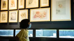 Seorang pengunjung melihat replika karya seni Leonardo da Vinci dalam sebuah pameran seni bertajuk Tribute to da Vinci yang digelar di gedung Changsha IFS, Changsha, Provinsi Hunan, China, Senin (4/5/2020). (Xinhua/Chen Sihan)