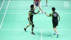 Ganda campuran Indonesia, Tontowi Ahmad/Liliyana Natsir saat melawan Tan Kian Meng/Lai Pei Jing (Malaysia) pada babak pertama Indonesia Open 2018 di Istora GBK, Jakarta, Selasa (3/7). Tontowi/Liliyana unggul 21-11, 21-14. (Liputan6.com/Helmi Fithriansyah)