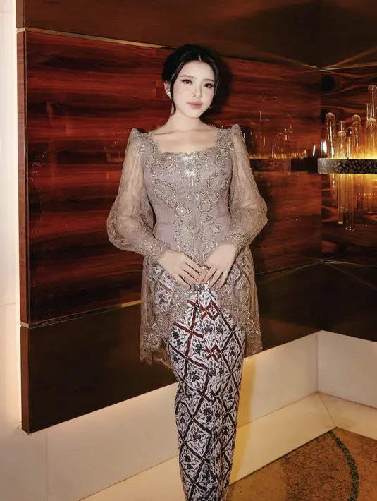 Paduan model pada kebaya juga berhasil menambah pesona gaya memikat pada tampilan. [Foto: Renzilazuardi/ Instagram]