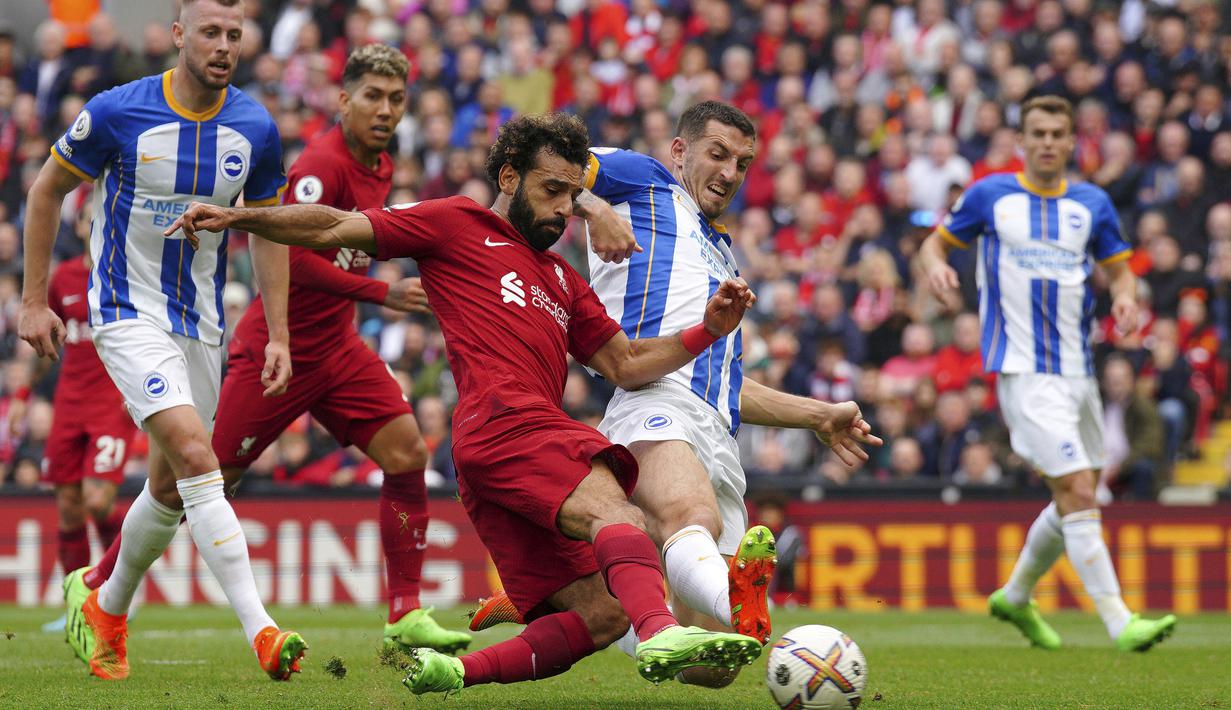 Tertinggal dua gol membuat Liverpool ganti bermain agresif. Beberapa peluang didapat, di antaranya melalui Mohamed Salah pada menit ke-31 di mana tembakannya masih mampu ditepis kiper Brighton, Roberto Sanchez menggunakan kakinya. (PA via AP/Peter Byrne)