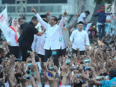 Capres nomor urut 01 Joko Widodo atau Jokowi menyapa pendukungnya saat kampanye terbuka di Alun-Alun Brebes, Jawa Tengah, Kamis (4/4). Jokowi menargetkan kemenangan lebih dari 80 persen di Brebes. (Liputan6.com/Angga Yuniar)