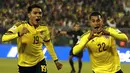 Bek Kolombia, Jeison Murillo (kanan) melakukan selebrasi usai mencetak gol ke gawang Brasil saat pertandingan Copa Amerika 2015 di Estadio Monumental, Santiago, Chile, Kamis (18/6/2015). Kolombia menang 1-0 atas Brasil. (REUTERS/Henry Romero)