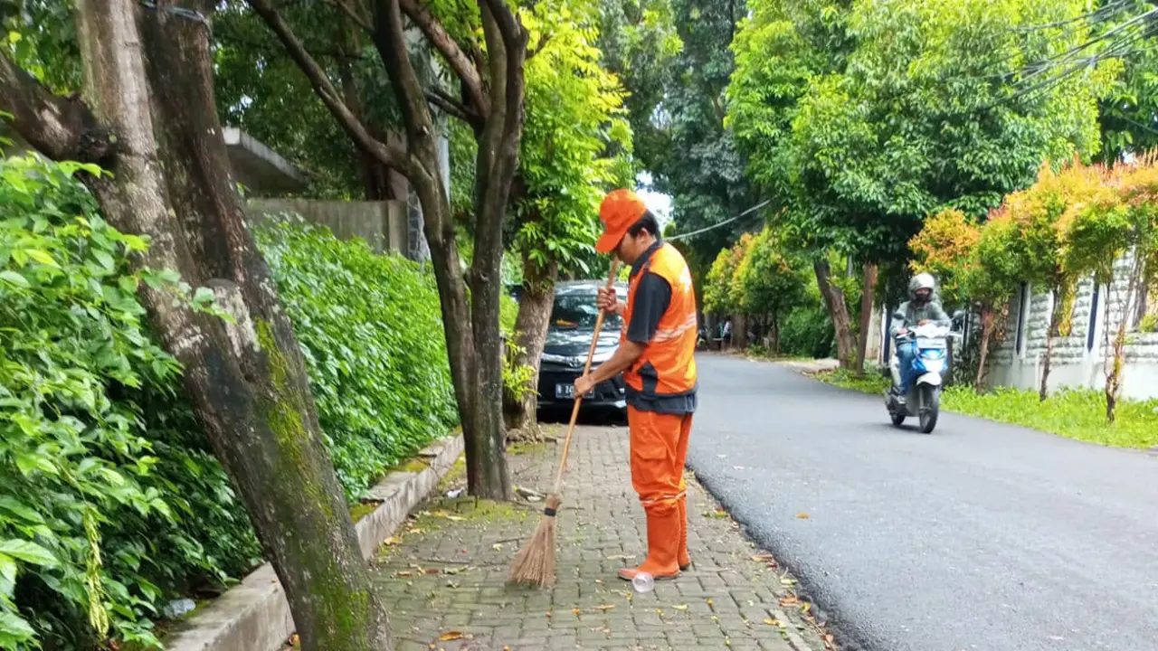 Sarjana Bertahan Jadi Pasukan Oranye di Tengah Sulitnya Mencari Kerja