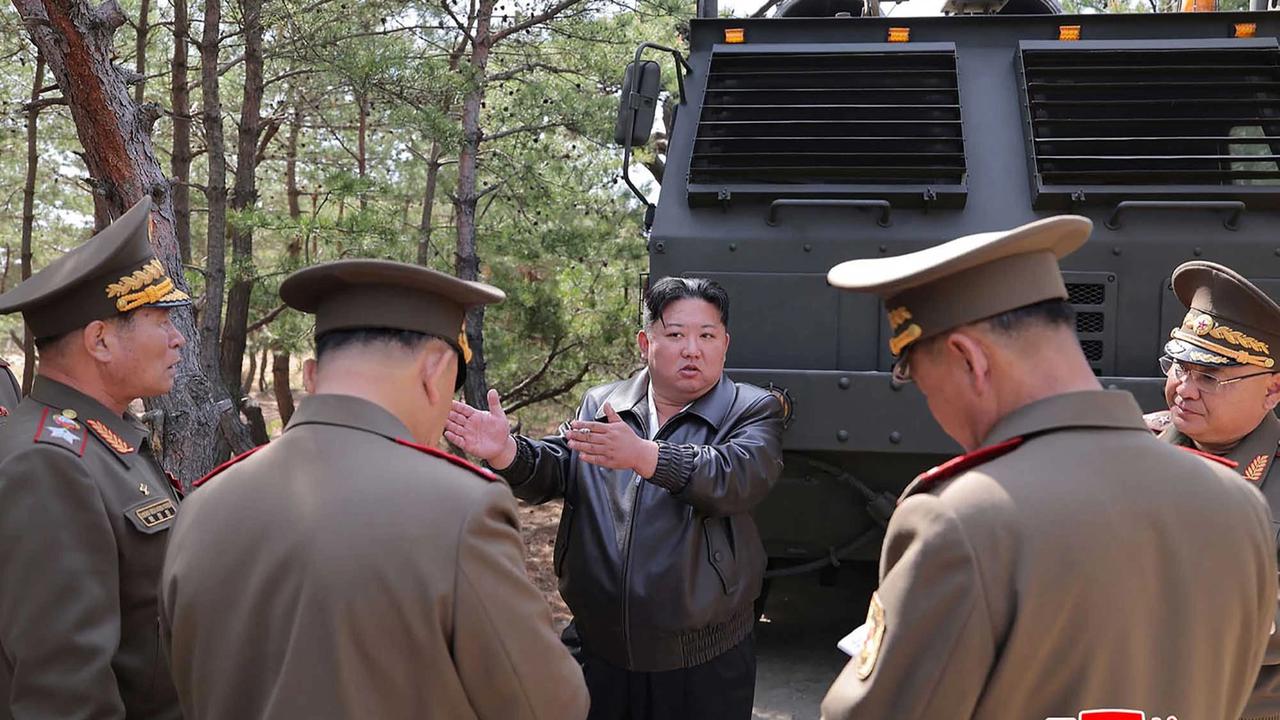 FOTO: Kim Jong Un  Mengawasi Uji Coba Rudal Serangan Nuklir
