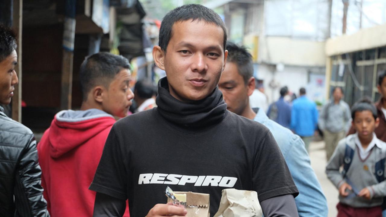 Di Darjeeling Mario Iroth Nikmati Gunung Kangchendzonga