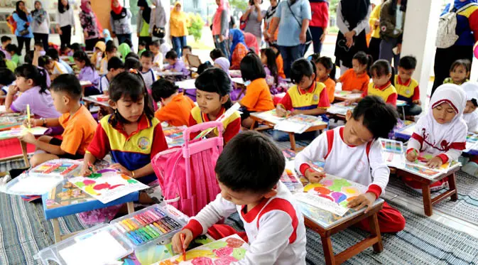 Para siswa dari sembilan PAUD dan satu Bimbingan Belajar di kelurahan Kebagusan, Pasar Minggu mengikuti lomba mewarnai bertema makanan bergizi.