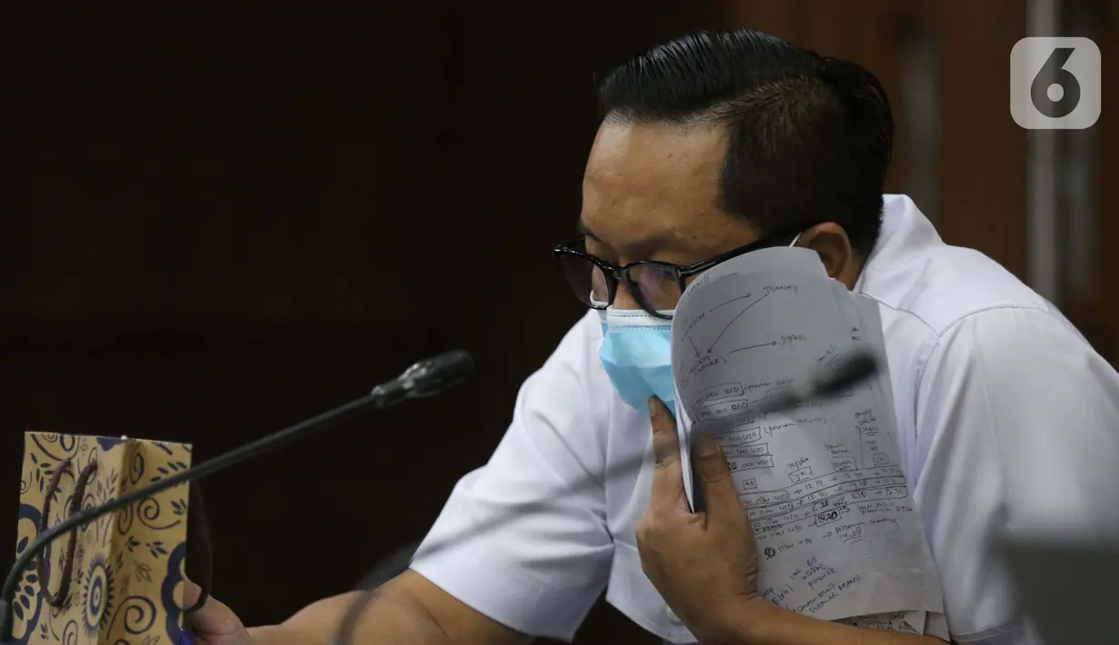 Terdakwa kasus dugaan suap penghapusan red notice atas nama Djoko S Tjandra, Brigjen (Pol) Prasetijo Utomo saat menjalani sidang lanjutan di Pengadilan Tipikor Jakarta, Senin (16/11/2020). Sidang menyimak keterangan saksi-saksi. (Liputan6.com/Helmi Fithriansyah)