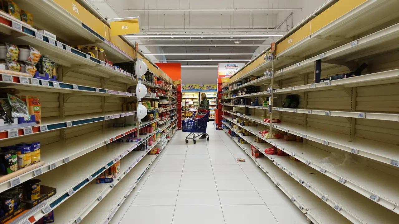 Stok Barang di Supermarket Paris