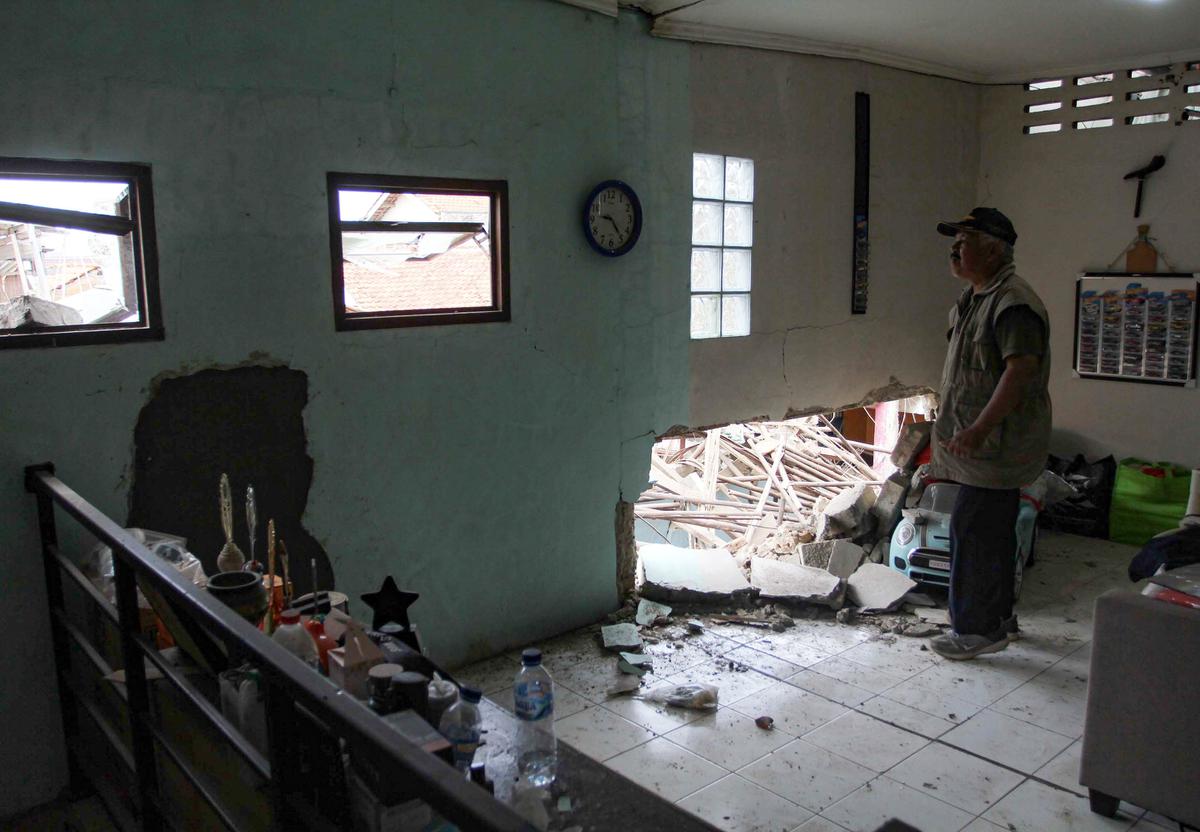 FOTO: Ledakan Misterius Guncang Pondok Cabe Ilir, 13 Rumah Rusak dan 7 Warga Luka
