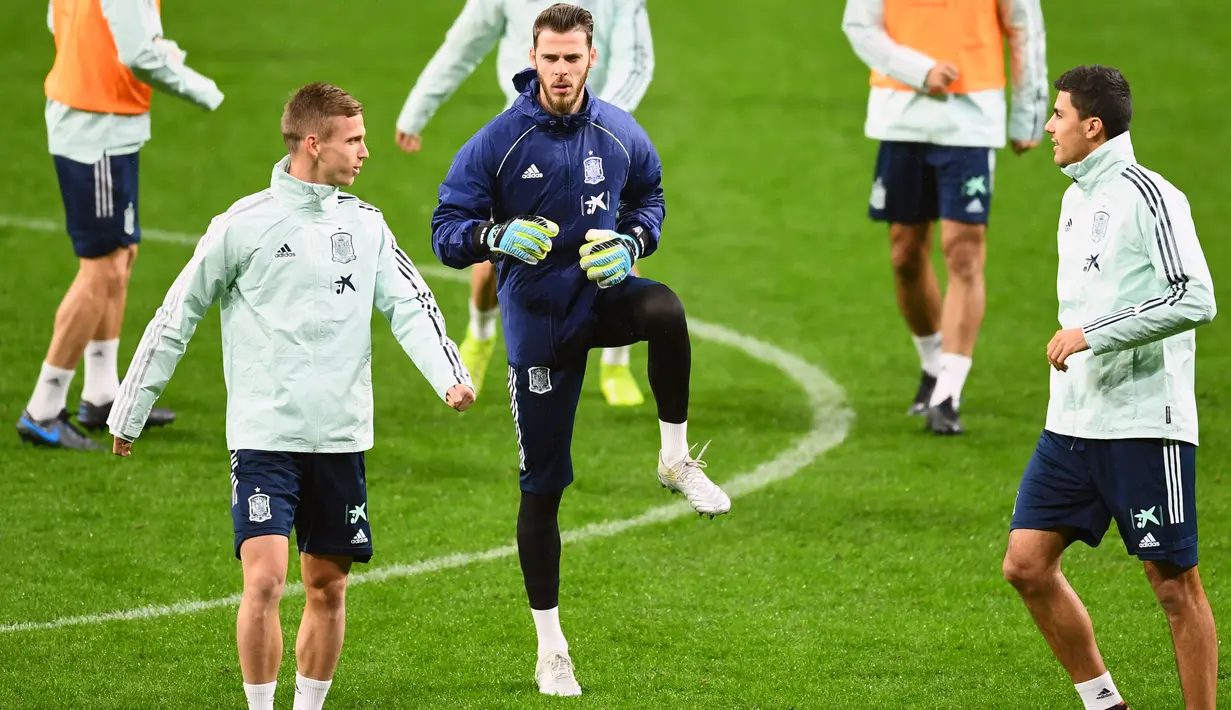 Kiper Spanyol, David de Gea (tengah) melakukan pemanasan selama sesi latihant tim di Stadion Wanda Metropolitano di Madrid (17/11/2019). Spanyol akan bertanding melawan Rumania pada Grup F Kualifikasi Piala Eropa 2020. (AFP Photo/Gabriel Bouys)