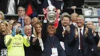 Louis van Gaal saat mengangkat torfi Piala FA usai mengalahkan Crystal Palace di Stadion Wembley, Inggris, (21/5/2016). (Action Images via Reuters/John Sibley)