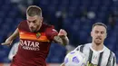 Bek AS Roma, Davide Santon menendang bola melewati gelandang Juventus, Aaron Ramsey pada pekan kedua Liga Italia Serie A 2020-2021 di Stadion Olimpiade Roma, Minggu (27/9/2020). Juventus bermain imbang 2-2 di kandang AS Roma. (AP Photo/Gregorio Borgia)