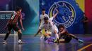 Pemain Lynx Hunters, Kerdush (tengah) berebut bola dengan pemain Grim Hunter, Bebeto dalam laga Futsal X Series 2 di GOR UNJ, Rawamangun, Jakarta, Sabtu (17/01/2026). (Bola.com/Bagaskara Lazuardi)