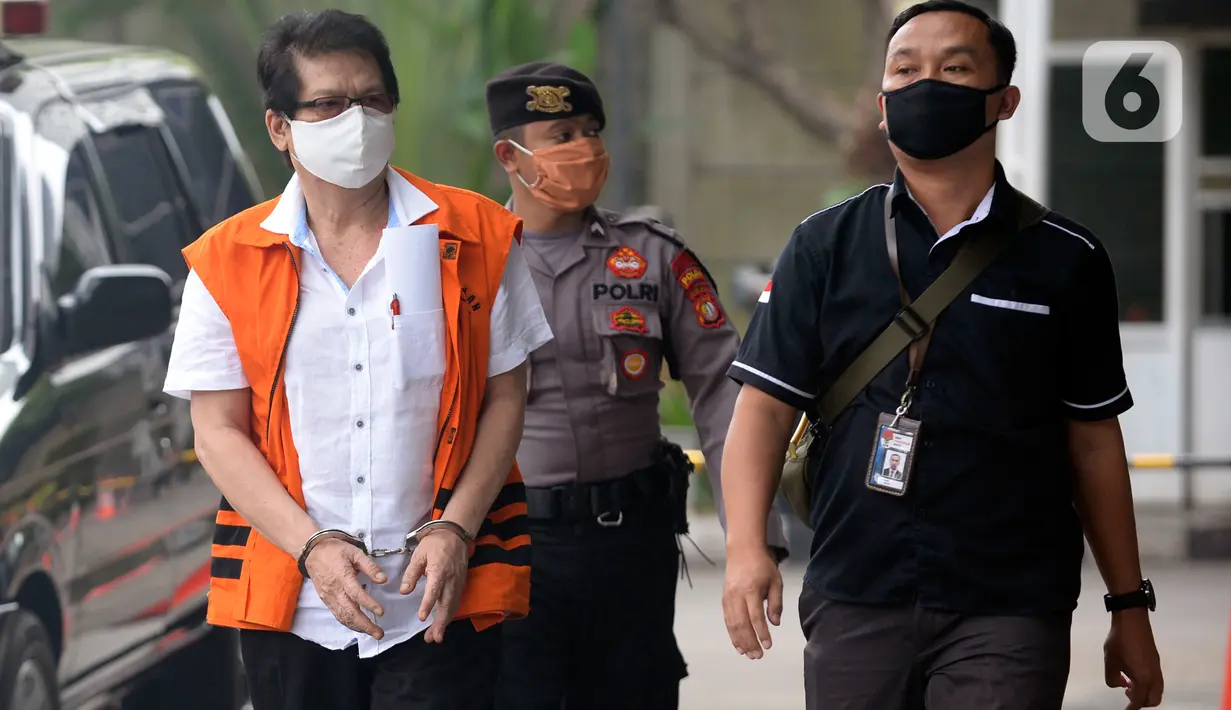 Mantan Kadis Pengelolaan Keuangan dan Aset Daerah (DPKAD) Kota Bandung, Herry Nurhayat tiba untuk sidang dakwaan secara online di Gedung KPK, Jakarta, Senin (15/6/2020). Herry merupakan tersangka kasus suap pengadaan tanah untuk RTH di Pemkot Bandung tahun 2012 dan 2013. (merdeka.com/Dwi Narwoko)