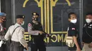 Petugas kepolisian berjaga di pintu masuk utama Lapas Kelas I Tangerang, Banten, Rabu (8/9/2021). Kebakaran Lapas Kelas I Tangerang yang terjadi pada pukul 02.00 dinihari tadi di blok C2 menyebabkan 41 orang tewas, 8 orang luka berat, dan 72 luka ringan.  (AP Photo/Tatan Syuflana)