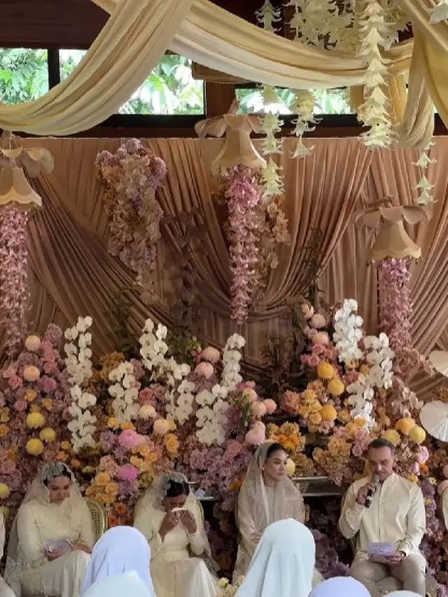 Potret Detail Dekorasi Pengajian dan Siraman Alyssa Daguise (Foto: Instagram @rangkai_riefinka)