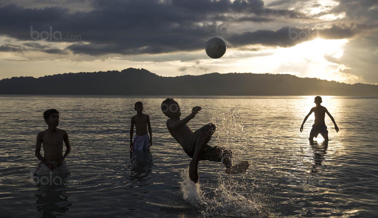Pesepak bola SSB Tulehu Putra, Alghy Nahumarury, menendang bola saat latihan di tepi Pantai Tial, Maluku, Rabu (16/11/2017). Dirinya yakin suatu saat bisa menjadi pemain nasional seperti idolanya Alfin Tuasalamony. (Bola.com/Vitalis Yogi Trisna)
