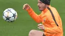 Gelandang AS Roma, Alessandro Florenzi berusaha mengontrol bola saat latihan di Trigoria di pinggiran kota Roma, Italia (9/4). Pada leg pertama AS Roma takluk 4-1 atas Barcelona di Camp Nou. (AFP Photo/Andreas Solaro)