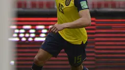 Penyerang Ekuador, Angel Mena berselebrasi usai mencetak gol ke gawang Kolombia pada pertandingan kualifikasi Piala Dunia 2022 di Quito, Ekuador, Selasa (17/11/2020). Ekuador menang telak atas Kolombia 6-1. (Rodrigo Buendia, Pool via AP)