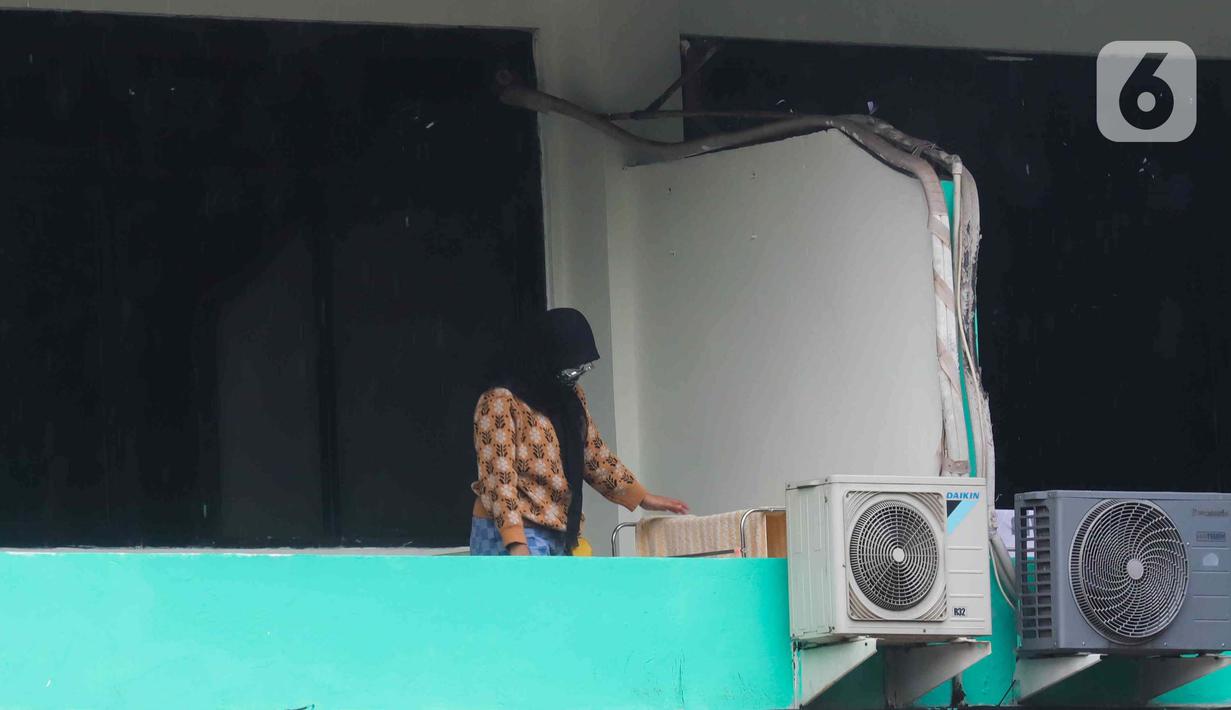 Pasien COVID-19 saat isolasi di Graha Wisata TMII, Jakarta, Selasa (8/2/2022). Pemerintah Provinsi DKI Jakarta menjadikan Graha Wisata TMII sebagai tempat isolasi bagi pasien COVID-19 dengan kapasitas 41 kamar yang dapat menampung 100 pasien. (Liputan6.com/Herman Zakharia)