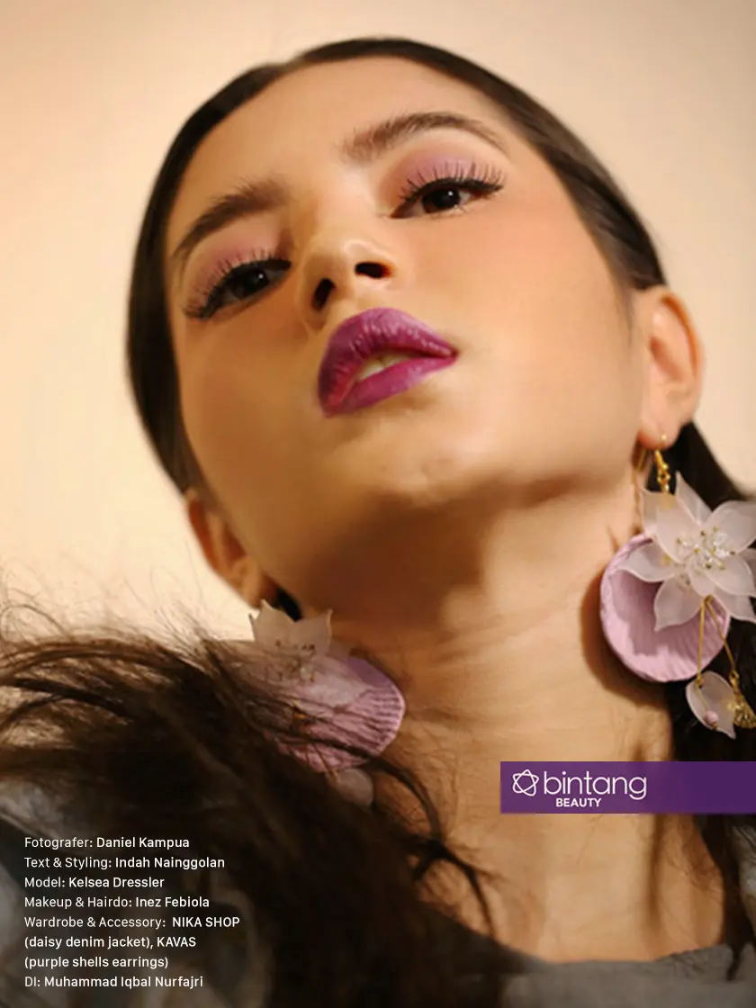 Anting dengan detail kerang ungu dan floral cocok melengkapi makeup saat weekend.