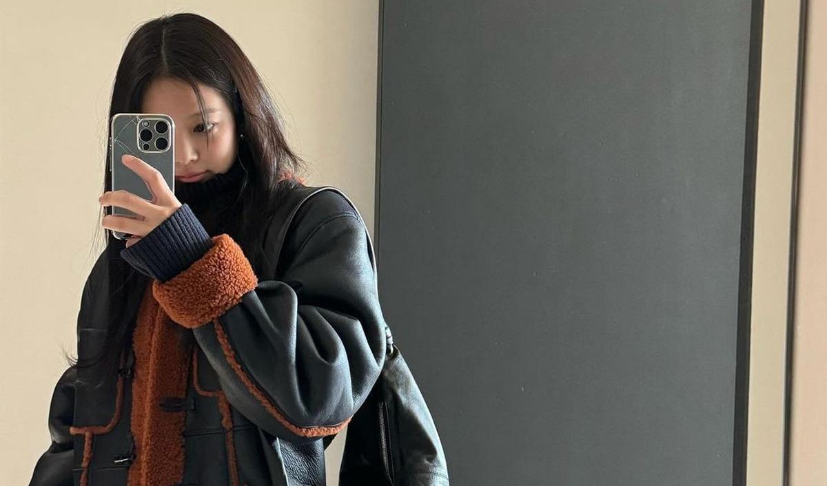 Tato Temporer: Sebelum debut, Jennie pernah memiliki tato temporer bertuliskan "Stay Strong."