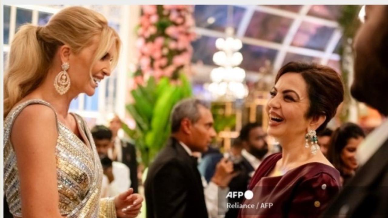 Nita Ambani (kanan) selalu memakai barang-barang mewah. (Reliance/AFP)