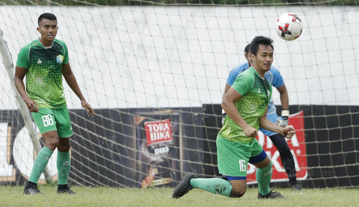 Pemain STIE Perbanas, Delton Stevano, saat pertandingan melawan STIMED Nusa Palapa pada laga Torabika Cup 2017 di Stadion Cakrawala, Malang, Kamis (23/11/2017). STIE Perbanas kalah 1-2 dari STIMED Nusa Palapa. (Bola.com/M Iqbal Ichsan)