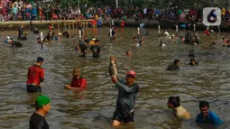 Tradisi Ngubek Empang menjadi kebiasaan bagi orang tua zaman dahulu di Kota Depok dan merupakan rangkaian kegiatan Lebaran Depok 2024. (merdeka.com/Arie Basuki)