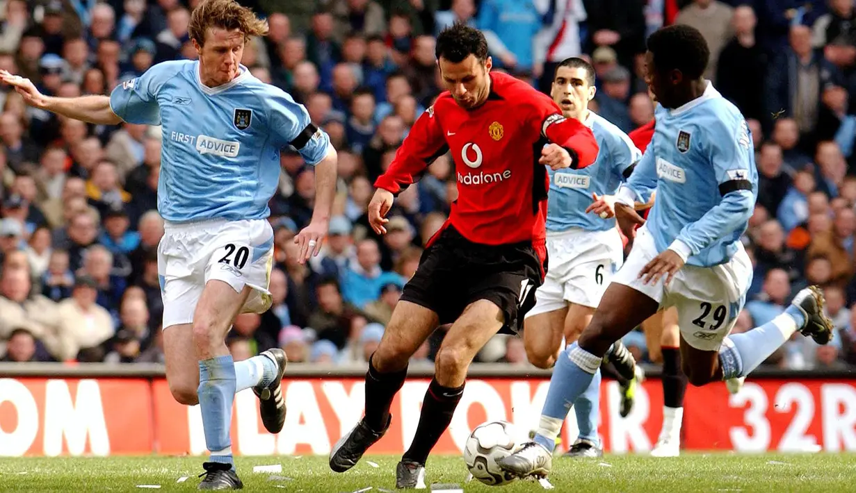 4-1. Kemenangan 4-1 Manchester City atas tamunya MU ini terjadi di pekan ke-28 Liga Inggris musim 2003/2004, 14 Maret 2004. Empat gol The Citizens dicetak Robbie Fowler, John Macken, Trevor Sinclair dan Shaun Wright-Phillips. Satu gol MU dicetak oleh Paul Scholes. (AFP/Paul Barker)