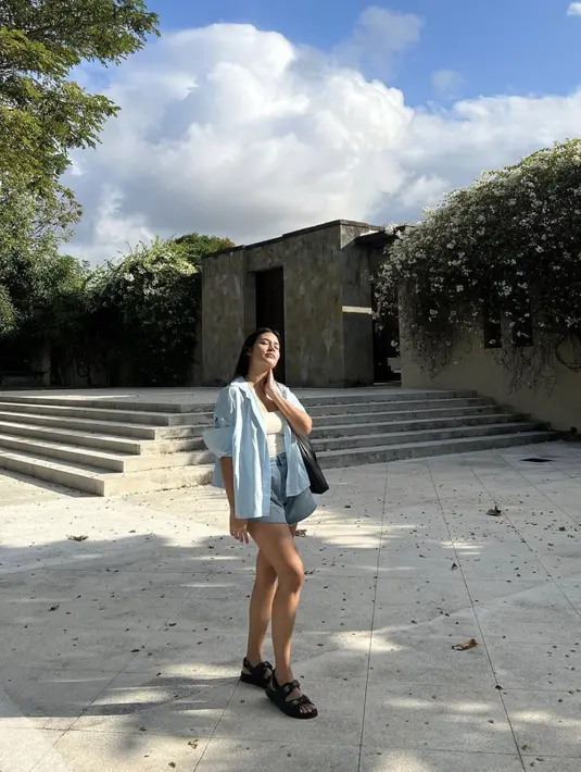 Kemeja dan short denim juga hadirkan gaya santai yang bisa ditiru. Paduan sepatu sandal yang nyaman bisa jadi penyempurna gaya yang menjanjikan. [Foto: Instagram/ Raisa]