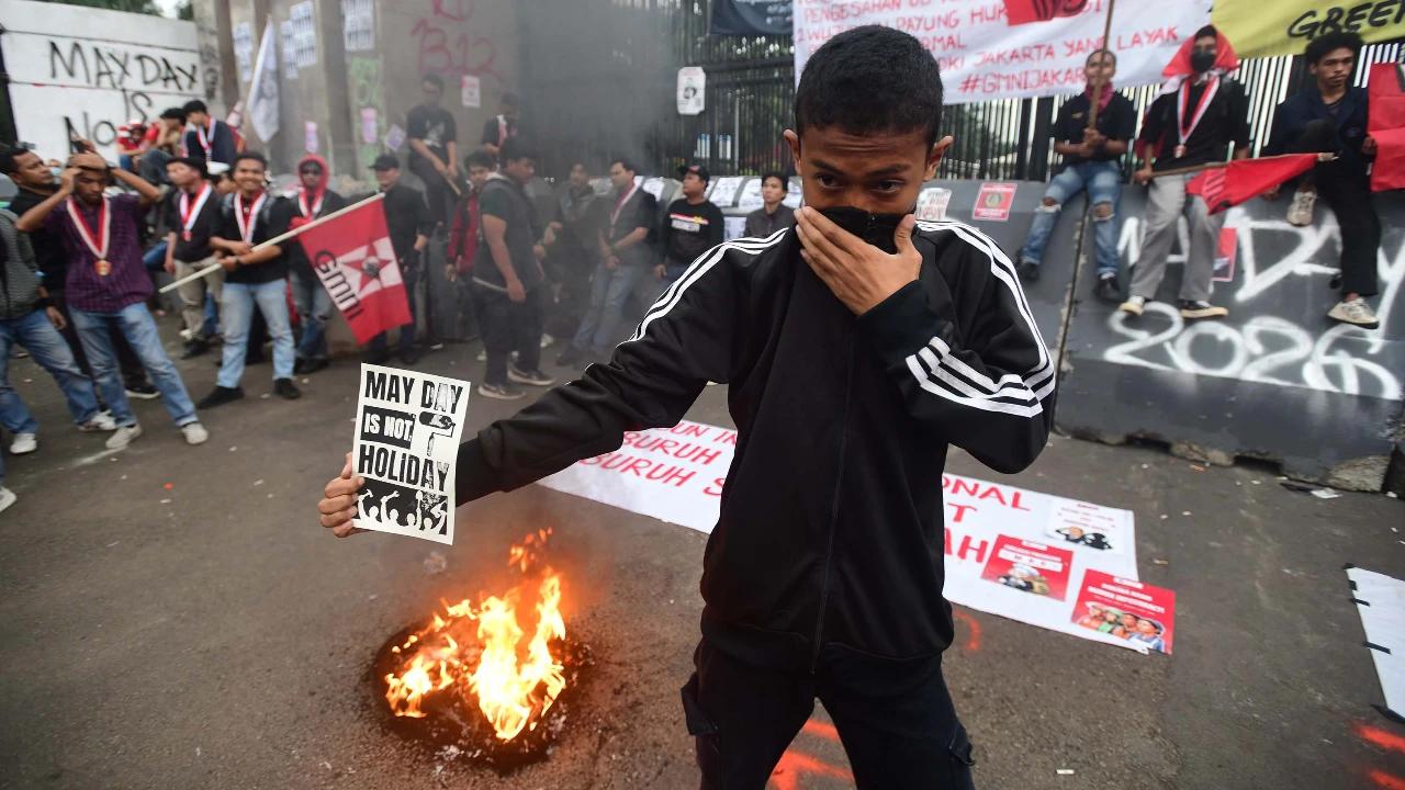 FOTO: Buruh  dan Mahasiswa Gelar Aksi May Day di Depan Gedung DPR