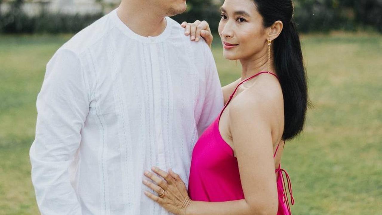 Sempat Culture Shock Saat Menikah, Ini 8 Potret Happy Salma dan Tjok Gus yang Ternyata Bangsawan - Kaget Dikado Bebek Hidup
