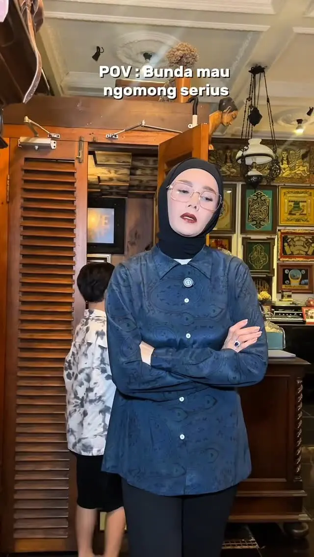 5 Potret Mulan Jameela pakai cincin blue sapphire, pesona mewah di setiap momen