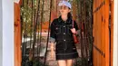 Tampil stylish dengan outfit kasual, Natasha Wilona terlihat memadukan cropped jaket dan mini skirt hitam dengan sneakers. Topi dan kacamata hitam pun melengkapi penampilannya. (Instagram/natashawilona12).