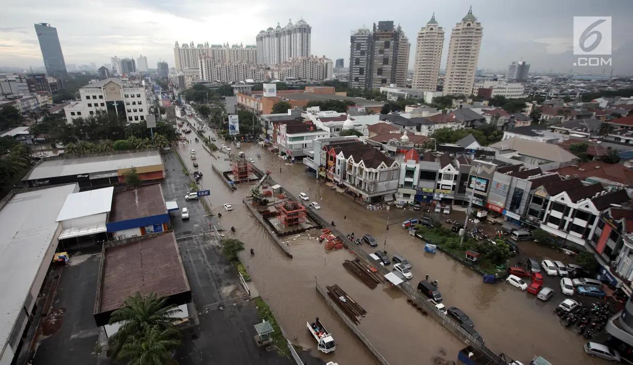Pemandangan dari udara saat banjir merendam Jalan Boulevard Barat Raya, Kelapa Gading, Jakarta Utara, Kamis (15/2). Hujan lebat yang mengguyur Jakarta sejak pagi hingga sore mengakibatkan sejumlah wilayah terendam banjir. (Liputan6.com/Arya Manggala)