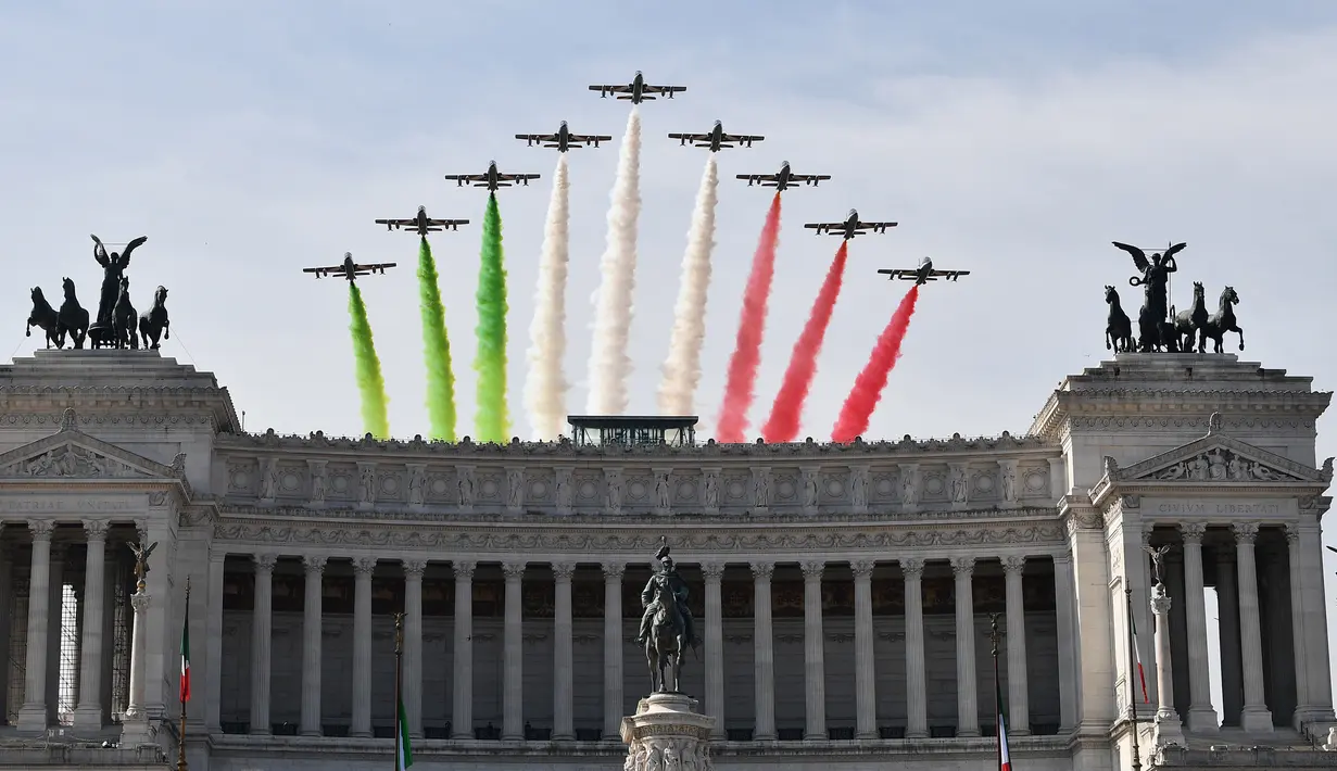 Atraksi unit aerobatik Angkatan Udara Italia Frecce Tricolori di atas Monumen Vittoriano, Roma, Italia (2/6). Atraksi ini dilakukan dalam rangka upacara memperingati Hari Republik Italia. (AFP Photo/Marie Laure Messana)