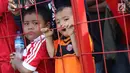Suporter cilik tim Macan Kemayoran menyaksikan latihan perdana Persija pasca menjuarai Liga 1 musim 2018 di Lapangan Wisma Aldiron, Jakarta, Senin (7/1). 30 pemain ikut dalam latihan perdana yang digelar terbuka. (Liputan6.com/Helmi Fithriansyah)