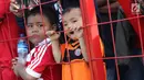 Suporter cilik tim Macan Kemayoran menyaksikan latihan perdana Persija pasca menjuarai Liga 1 musim 2018 di Lapangan Wisma Aldiron, Jakarta, Senin (7/1). 30 pemain ikut dalam latihan perdana yang digelar terbuka. (Liputan6.com/Helmi Fithriansyah)