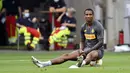 Pemain Inter Milan Ashley Young menduduki bola saat sesi latihan di Cologne, Jerman, Kamis (20/8/2020). Inter Milan akan menghadapi Sevilla di final Liga Europa. (AP Photo/Ina Fassbender, Pool)