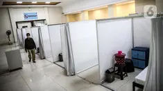 Petugas melintasi ruang isolasi mandiri pasien COVID-19 di Gelanggang Remaja Kecamatan Pademangan, Jakarta, Senin (28/9/2020). Sebanyak 30 bilik isolasi pasien Covid-19 disediakan dengan fasilitas tempat tidur, lemari, dan peralatan mandi. (Liputan6.com/Faizal Fanani)