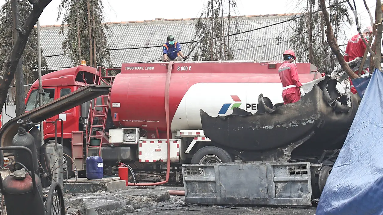 Truk Tangki yang Terbakar di SPBU Jagakarsa