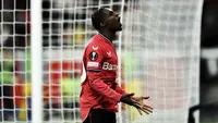 Pemain Bayer Leverkusen Jeremie Frimpong bereaksi setelah kehilangan peluang mencetak gol ke gawang Union Saint-Gilloise pada pertandingan leg pertama perempat final Liga Europa di Stadion BayArena, Leverkusen, Jerman, Kamis (13/4/2023). (Marius Becker/dpa via AP)